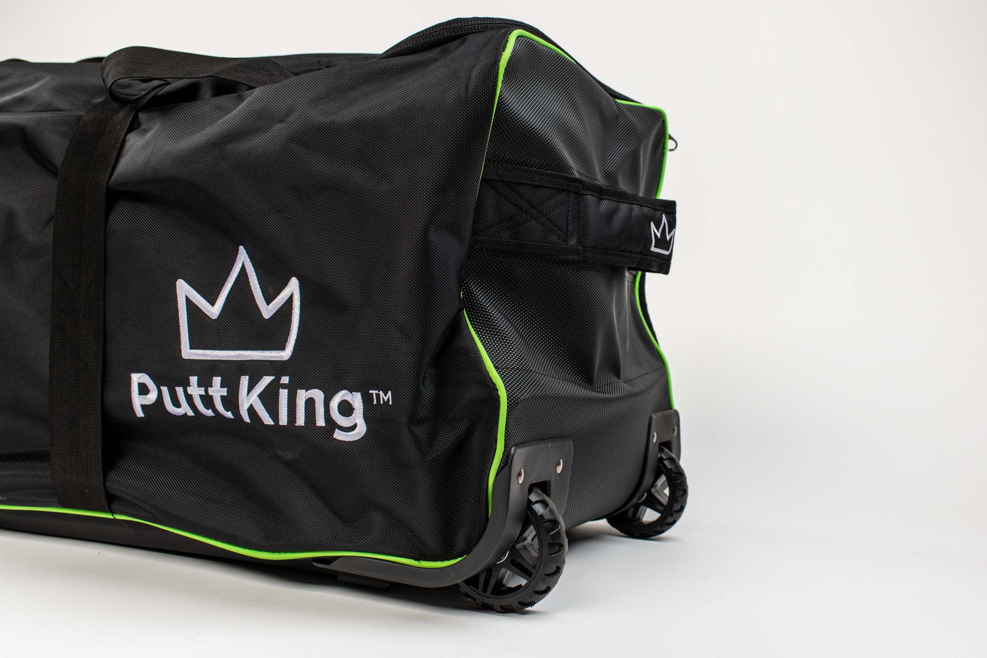 Putt King detail of wheels on bag
